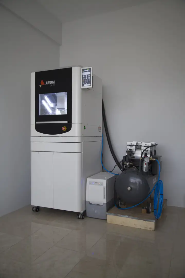 Arum 5 eksen CAD/CAM freze cihazı ve kompresör ünitesi