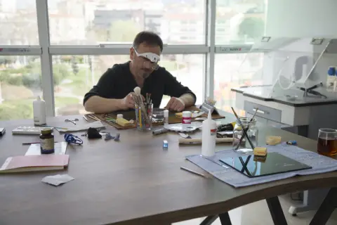 Gün ışığı alan laboratuvarda seramik tabakalama masası